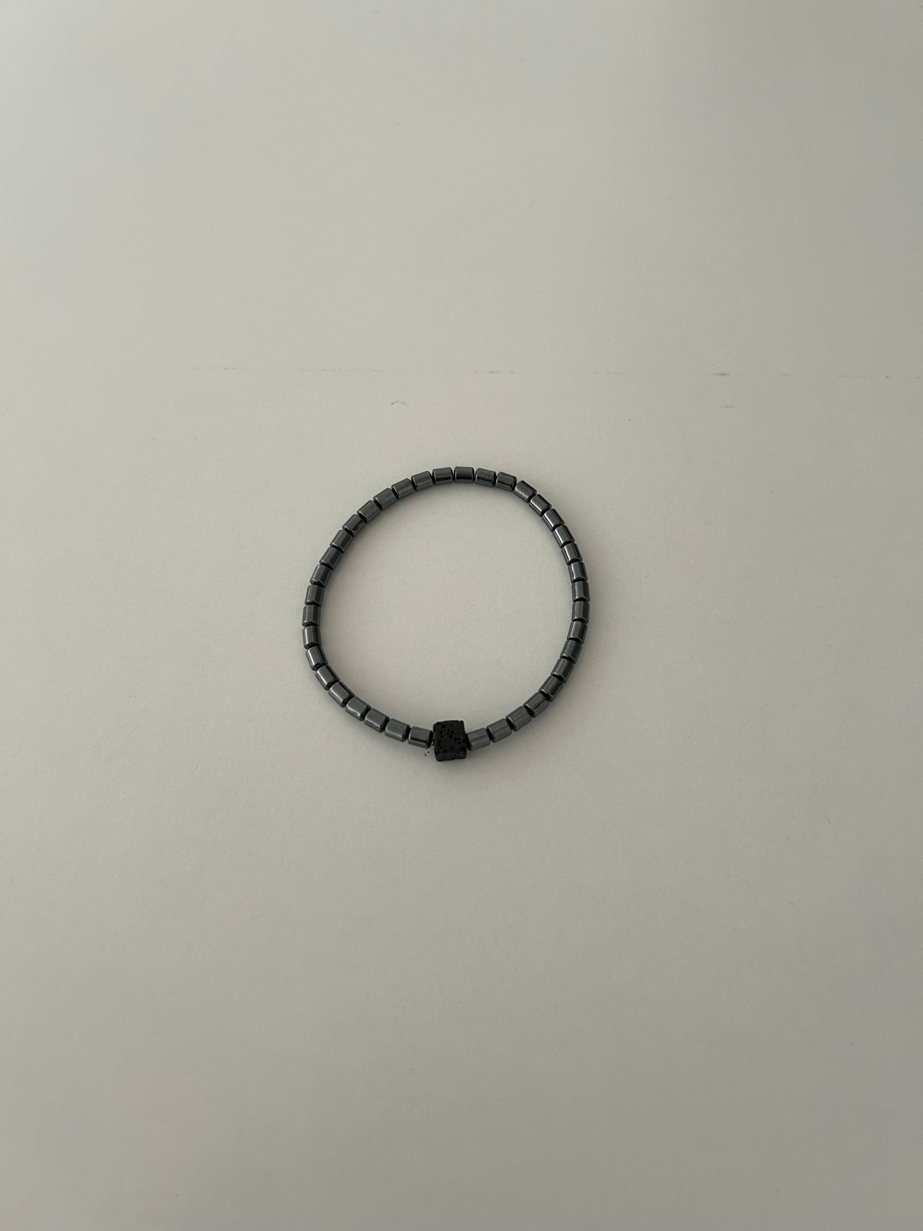 Pulsera de Piedra volcánica con detalles de Acero