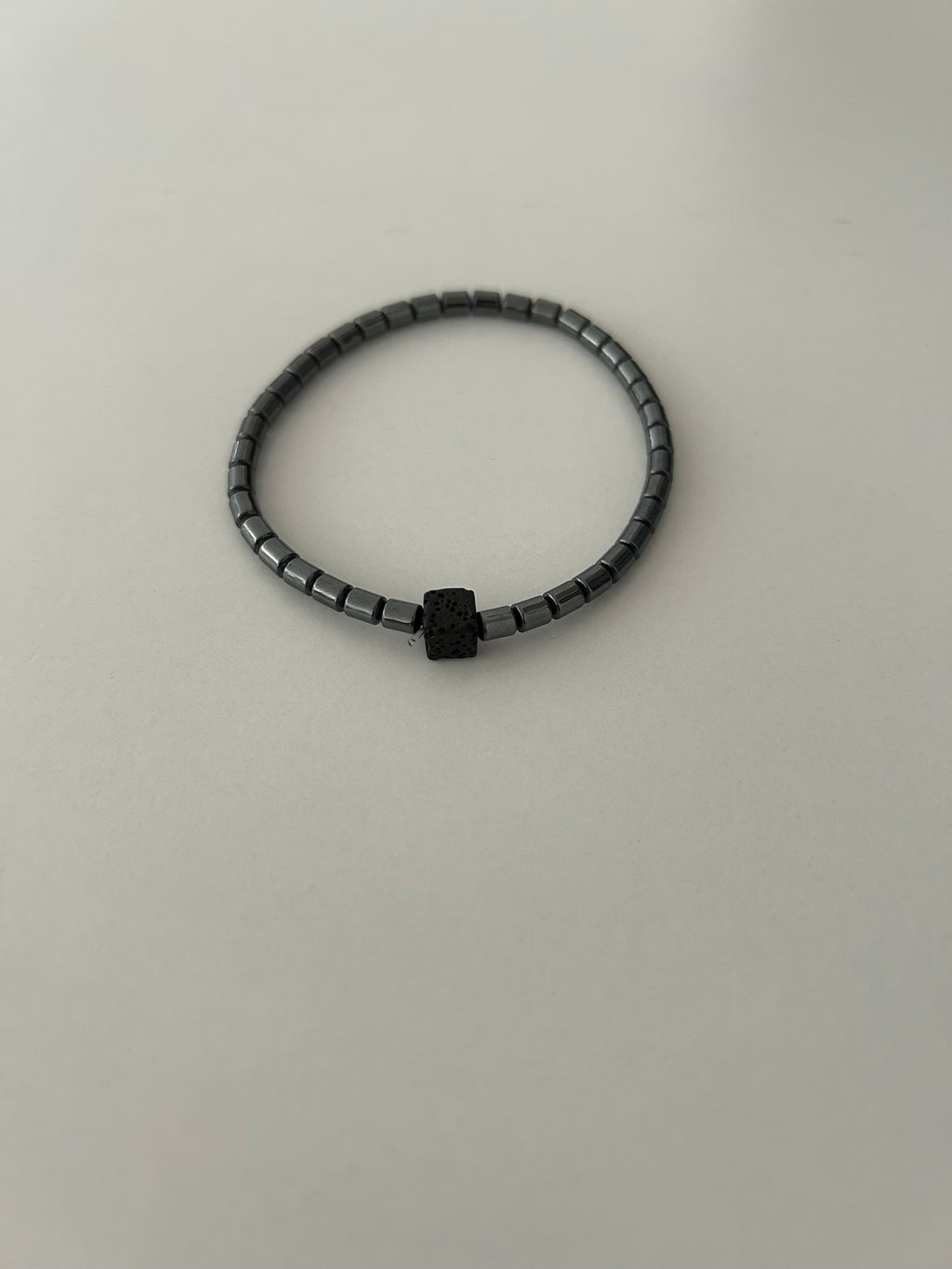Pulsera de Piedra volcánica con detalles de Acero