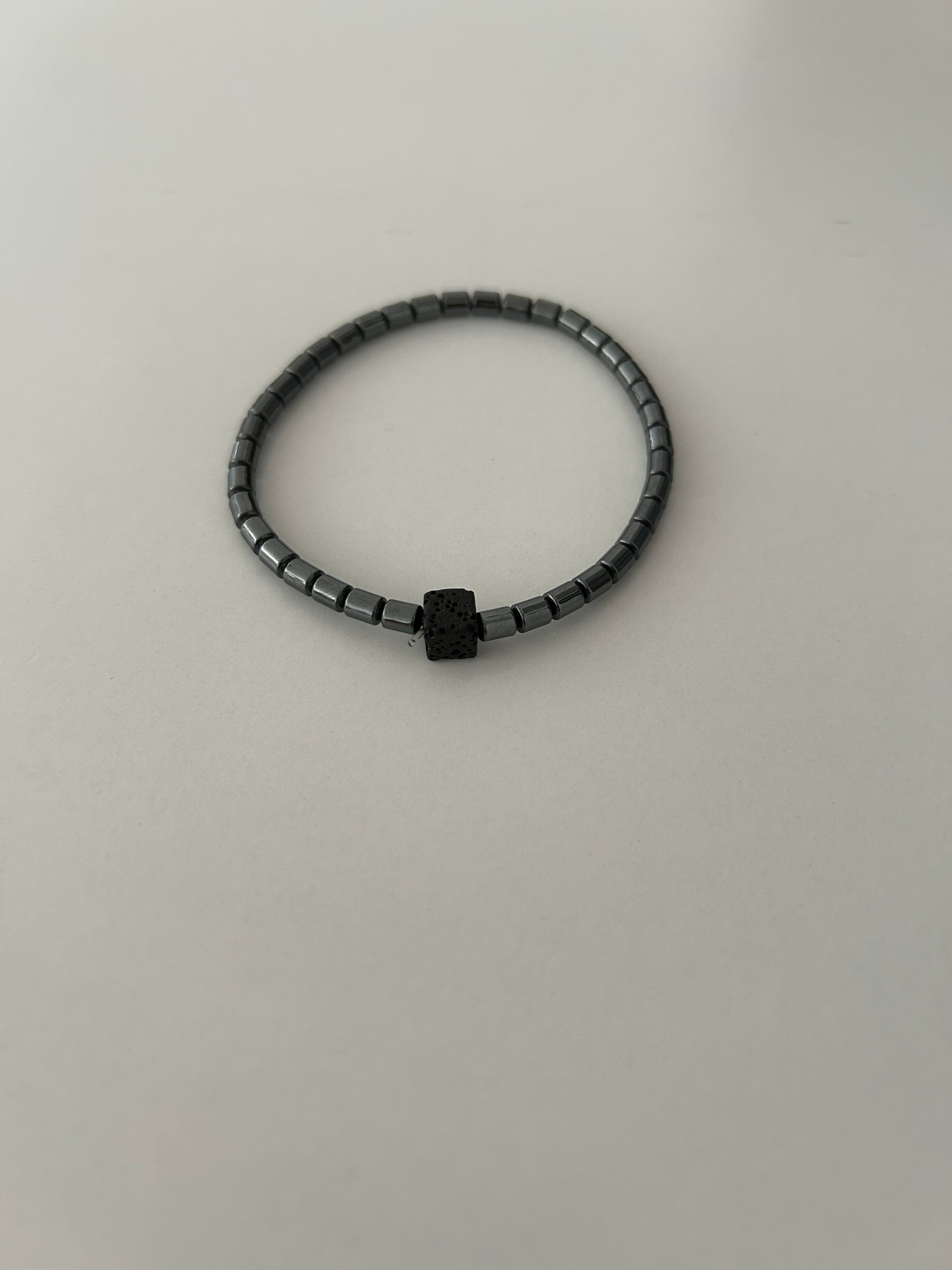 Pulsera de Piedra volcánica con detalles de Acero